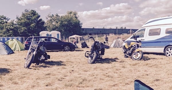 3 Motorräder, zwei Harley Davidson und eine Suzuki GS500