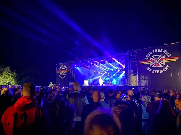 Motorcycle Jamboree 2022 und Knorkartor steht gerade auf der Bühne