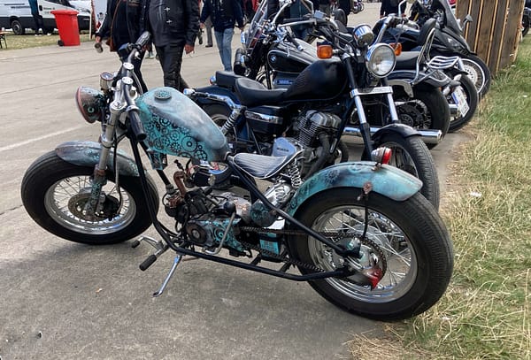 Blaue 50cm³ Chopper mit blauer Lackierung. Ein Selbstbau